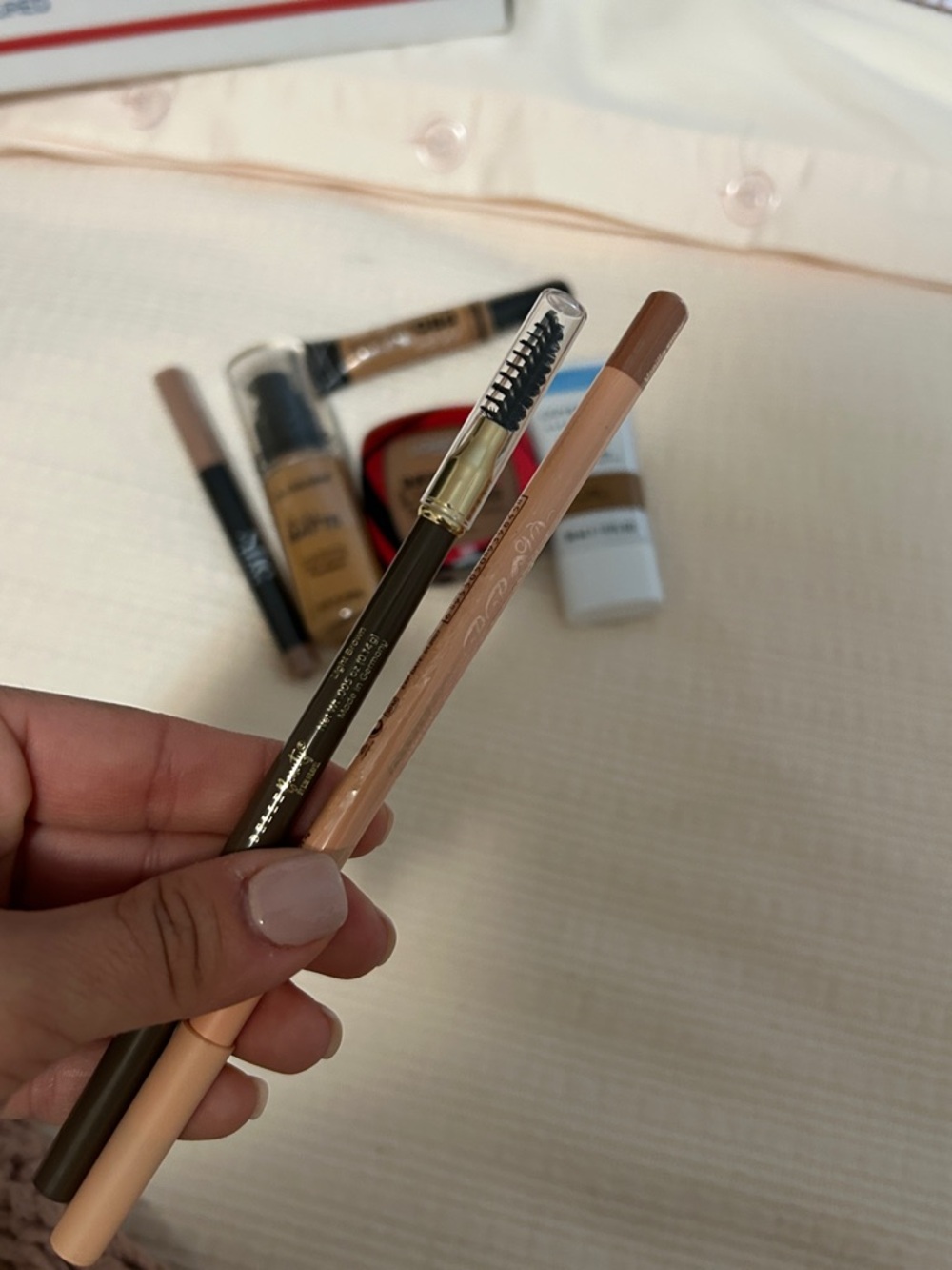Bundle of 7 makeup Foundation - Picture 4 of 9
